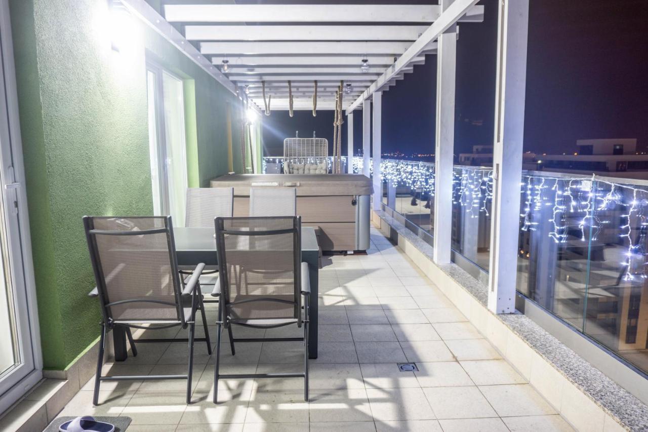 White Dream Penthouse With Jacuzzi Apartment Brasov Luaran gambar